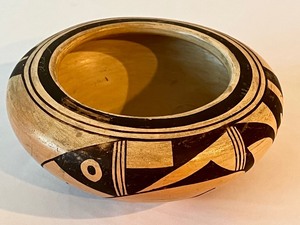 lot 4 image: Native American Pottery Bowl by Patty Maho