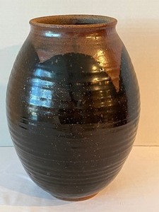 lot 40 image: 12 Pottery Vase