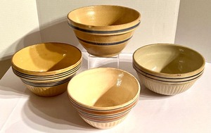 lot 56 image: Collection of Four Vintage Mixing Bowls