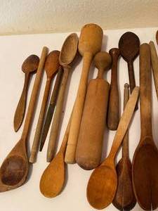 lot 225 image: Assortment of Vintage Wooden Spoons