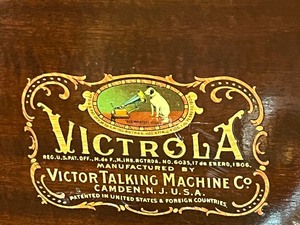lot 99 image: Vintage Victrola
