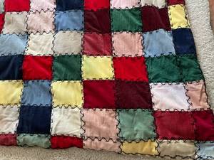 lot 295 image: Large Vintage Hand Made Quilt