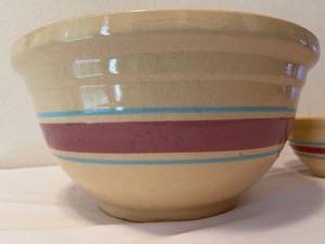 lot 298 image: Two Vintage Watt Ware Ovenware Bowls