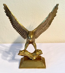 lot 160 image: Large Vintage Brass Eagle Decorative Figurine