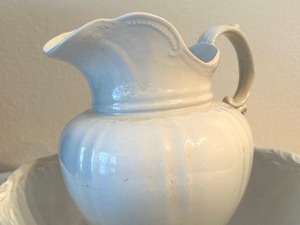 lot 133 image: Vintage Alfred Meakin Pitcher and Basin