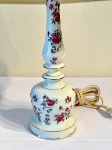 lot 152 image: Floral Themed Ceramic Table Lamp