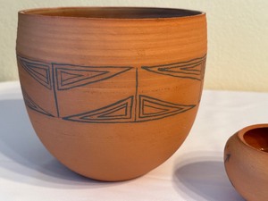 lot 286 image: Two Southwest Pottery Pieces