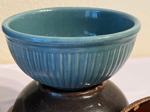 lot 327 image: Vintage Kitchen Items including Vintage Mixing Bowls and More