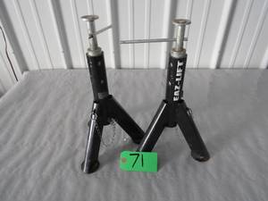 lot 71 image: EAZ LIFT TELESCOPING STABILIZING JACKS