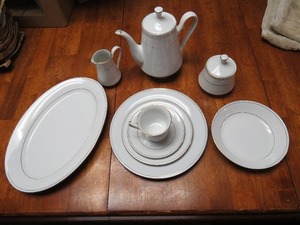 lot 33 image: Tienshan 47 Piece Fine China Set