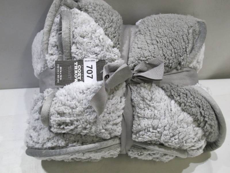 lot 694 image: Members Mark Oversized Cozy Throw, 60 x 72 - Flora Tile Frosted Pinsonic Grey