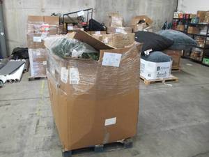 lot 513 image: Pallet of Mostly NEW Vickerman Items - Christmas Lights and Fixtures