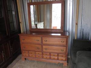 lot 453 image: (UE5) Dresser with Mirror - 6 Drawe...