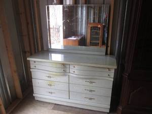 lot 454 image: (UE5) Dresser with Mirror - 6 Drawe...