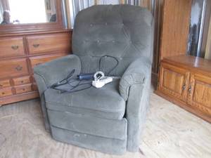 lot 455 image: (UE5) Recliner Lift Chair in Green ...