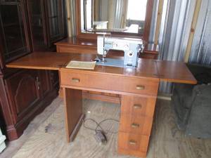 lot 456 image: (UE5) Vintage Deluxe Dressmaker Cab...
