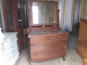 lot 457 image: (UE5) Vintage Dresser with Mirror -...