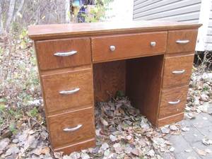 lot 458 image: (UE5) Wood Desk - 7 Drawers - 42 1...