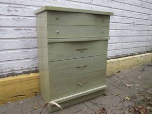 lot 460 image: (UE5) 4-Drawer Dresser - 42 H x 32...