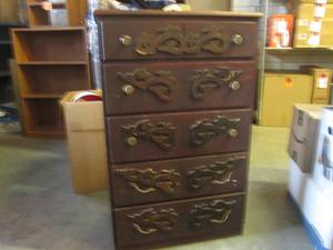 lot 463 image: (EW1) Vintage Wood 5-Drawer Dresser...