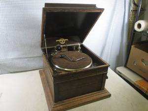 lot 26 image: (D-3) Vintage Columbia Viva-Tonal G...