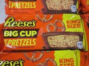 lot 68 image: (B-2) 12 King Size Reeses Big Cup ...