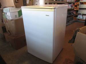 lot 94 image: (EC1) Kenmore Small Refrigerator 33...