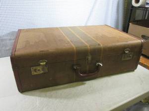 lot 116 image: (EW6) Vintage Suitcase - Latches Wo...