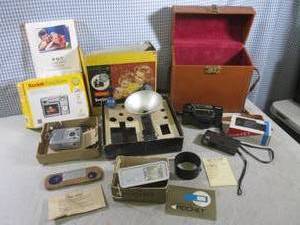 lot 121 image: (RM5) Assorted Vintage Cameras and ...