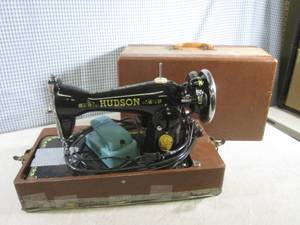 lot 125 image: (EW7) Vintage Hudson Portable Sewin...