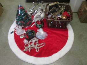 lot 133 image: (A-4) 4ft Christmas Tree Skirt with...