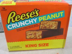 lot 181 image: (B-2) Box of 18 Reeses Crunchy Pea...