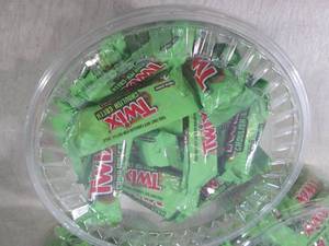 lot 206 image: (B-3) 3 - 1 Pound Containers Twix G...