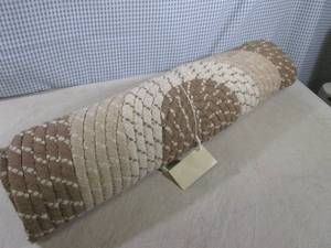 lot 259 image: (F-3) 30 x 48 Oval Throw Rug...