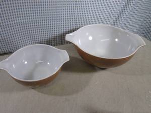 lot 314 image: (FS) Pair Vintage Pyrex Mixing Bowl...
