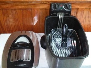 lot 1 image: Rival Deep Fryer - Like New