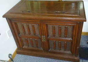 lot 60 image: Magnavox Console Wood Stereo, AM FM Phono