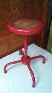 lot 162 image: Vintage Metal Shop Stool.