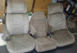lot 136A image: Flexsteel TruckVan Captains Chairs, Center Bench - Excellent