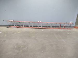Little Giant 28 Foot Lunar Ladder, Rated for 275lbs, Rung Locks and self leveling Feet - Used in warehouse. SOLD AS IS