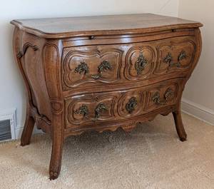 lot 20 image: Beautiful Vintage Wood Dresser