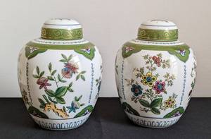 lot 35 image: Pretty Pair of Japanese Ginger Jars