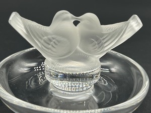 lot 141 image: Lalique Crystal Kissing Doves Ring or Pin Holder - Lalique Columbes
