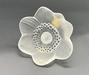 lot 71 image: Lalique Anemone Flower Figurine