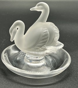 lot 58 image: Lalique Deux Cygnes Round Pin Tray