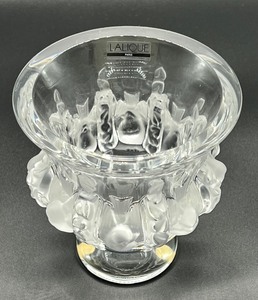 lot 8A image: Lalique Dampierre Bird Vase