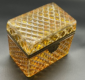 lot 50 image: Beautiful Vintage Art Deco Amber Crystal Box
