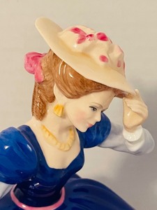 lot 304 image: Royal Doulton Mary Figurine of the Year 1992