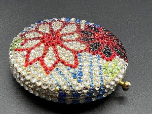 lot 216 image: Petals of Love Este Lauder Compact