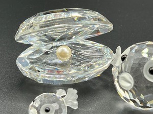 lot 213 image: Swarovski Crystal Oyster and Two Fish Figurines